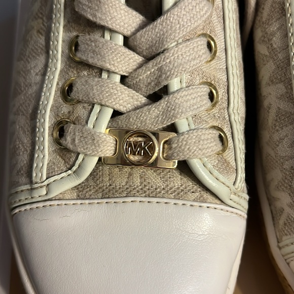 Michael Kors Kristy Slides - Picture 2 of 10